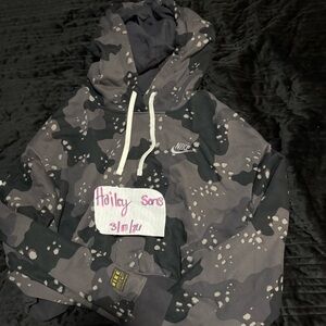 Graphic NIKE women’s cropped hoodie SIZE SMALL